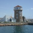 Het havenkantoor van de marina van Almerimar. Het grote raam links is een kapel