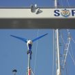 De windgenerator past ruim onder de kraan van Soprom<span class=