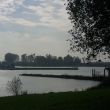 De Waal bij Fort Vuren. Aan de overkant Slot Loevestein