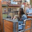 Vajèn met haar moeder in de trein op de Gorcumse kermis