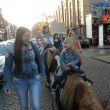 Op pony's, Gorcumse kermis. Vlnr. Tessa, Esri en Vajèn