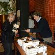 Mieke Mansholt bij de verkooptafel met uitgever Jan-Willem