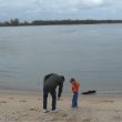 Pijke en Thijs zoeken schelpen op het strandje aan de Merwede