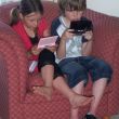 Nikita en Jordin verdiept in hun gameboys