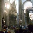 De botafumeiro in de kathedraal van Santiago de C. Links van het midden een van de twee orgels