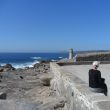 Muxía. Idem, nu met de vuurtoren en in de verte Cabo Villano