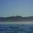 Langs de Portugese kust hangt een waas van mist boven de branding