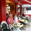 Cherbourg. Terrasje in de Rue des Portes. De dame naast Ans roept de kelner (niet mij)