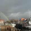 25-11-2015 Regenboog over de Lingehaven. Rechts 'Dulce'.