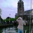 Dordrecht, voor het brugje naar de haven van WSW Maartensgat onder de toren van de Grote Kerk.