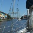 hefbrug bij Boskoop. We volgen dat containerschip, dat er juist door vaart.