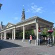 Leiden, de Botermarkt met erboven het torentje van het stadhuis.