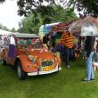 Hippiefestival 2016. De 2CV en de caravan van een bekende Gorcumse artiest.