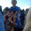 Hippiefestival 2016. Oudere hippie met Caelan op de schouders.