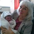 30-08-2016, Beatrixziekenhuis. Oma Ans met haar jongste kleindochter.