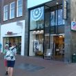 Leeuwarden, Nieuwstadt. Hier zat vroeger Boekhandel Van der Velde. Op de voorgrond de gedichtsteen.