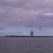 Het beeld 'Exposure'  van Antony Gormley op een dam bij de Houtribsluizen, Lelystad.