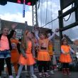 Koningsdag. Ans' kleindochter (armen hoog, 5 jr) en haar dansgroepje op het podium op de Groenm