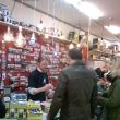 Bas helpt klanten in de electra-winkel 'Kontakt' op de Lange Poten, tegenover Nieuwspoort.