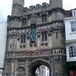 Canterbury. De poort die naar de beroemde kathedraakl leidt. Merk het groenblauwe Christusbeeld op.