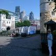 De Tower of London uit 1078 en moderne architectuur op de achtergrond.