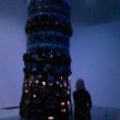 Tate Modern. Cildo Meiereles, 'Babel', 2001. Een toren van spelende radio's, oude en 