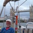 We hangen aan een nacht aan een boei, met ons achterbalkon naar Tower Bridge.