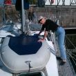 We maken de dinghy schoon, laten hem leeglopen en bergen hem op.