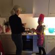 Ans en Tessa's oudste dochter Vajèn bakken pepernoten voor Sinterklaas.
