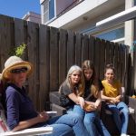 Verjaardag van Vajèn. Drie generaties in de tuin bij Tessa. Vlnr Anna, Barbara, Esri en Nikit