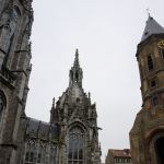 De aparte kapel met het praalgraf van Louïse-Marie aan de kerk (links). Rechts de Peperbusse.