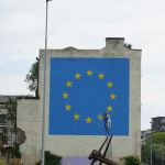 Muurschildering over de Brexit in Dover. NB: de schilder op de ladder is ook geschilderd.
