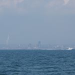 Solent. gezicht op Portsmouth. Links de Spinnakertower.