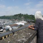 Kingswear. Links de marina, in het midden de stoomtrein. Zie de rookwolk van de locomotief.