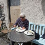 Lunch in de de luwte en de zon op Dartmouth Castle. De Soep van de Dag is moeilijk te duiden.