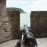 Kanon op Dartmouth Castle. Het lijkt gericht op een uitvarend zeiljachtje.