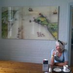 Falmouth. Koffie op Perdennis Castle naast een oude kaart ervan.