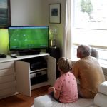 Met kleinzoon Thijs voetbal spelen op de PS4.