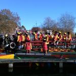 Sinterklaasvaart Veghel 2018. Een rij stelpieten op de 'Niet Zonder Gods Zegen'.