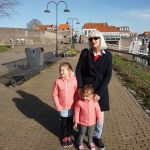 Warme dag eind februari. Oma Ans met Vajèn en Lina-Mae op Buiten de Waterpoort.