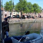 Hellevoetsluis. Op het voordek pomp ik de dinghy op.