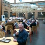 Aan de koffie in het Gemeentemuseum Den Haag met op de achtergrond een strandbeest van Theo Jansen.