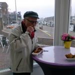 Kibbeling eten in een viskraam aan de Scheveningse haven.