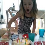 23 mei 2019. Lisa wordt 7 en blaast de kaarsjes op de verjaardagstaart uit.