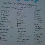 Marker Wadden. Op een bord noteert iemand de vogels, insecten, etc.