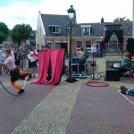 Pop-up performance van 'Les Dudes' op het plein voor de Brandaris.