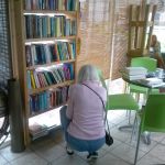 Anna bij de bookswap in Molly's Cafetaria aan de Zuiderhaven in Harlingen.