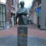 Standbeeld van Anne Vondeling bij de Nieuwstad in Leeuwarden.