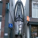 'Passage de la Baleine' van Giny Vos. Een potvis in een steeg in Leeuwarden