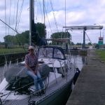 De Dorkwerder sluis. Op de achtergrond het drukke Van Starkenborghkanaal.